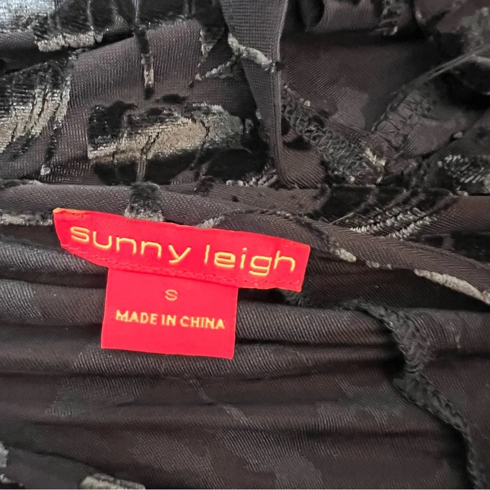 4/$40‎ Sunny Leigh Open Shoulder Velvet Floral Print Long Sleeve Blue Tunic